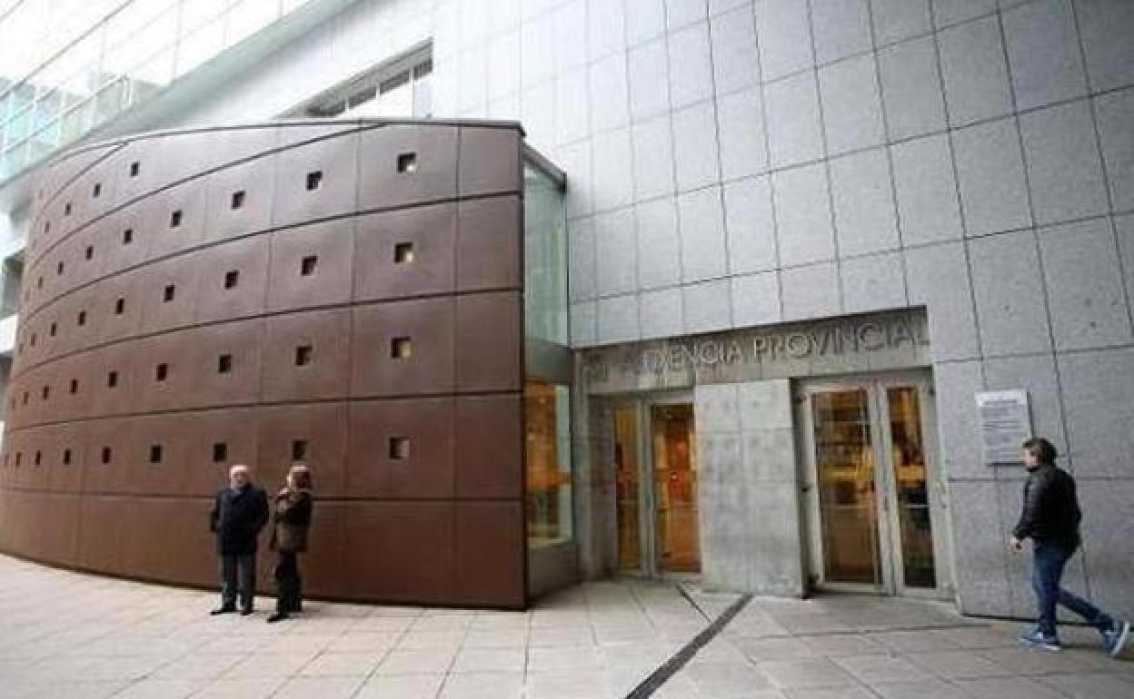 El profesor de Nava acusado de abusar de un menor dice que era con fines «educativos»