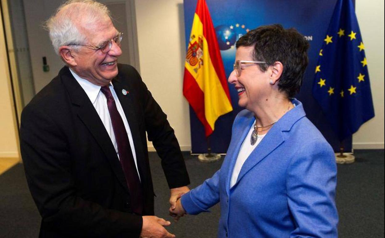 La ministra Arancha González Laya conversa con el alto representante de la UE para Asuntos Exteriores Josep Borrell en Bruselas. 