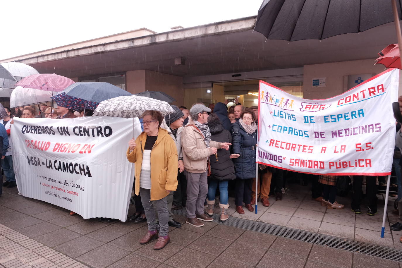 Fotos: Cerca de 200 personas piden más recursos para los centros de salud asturianos