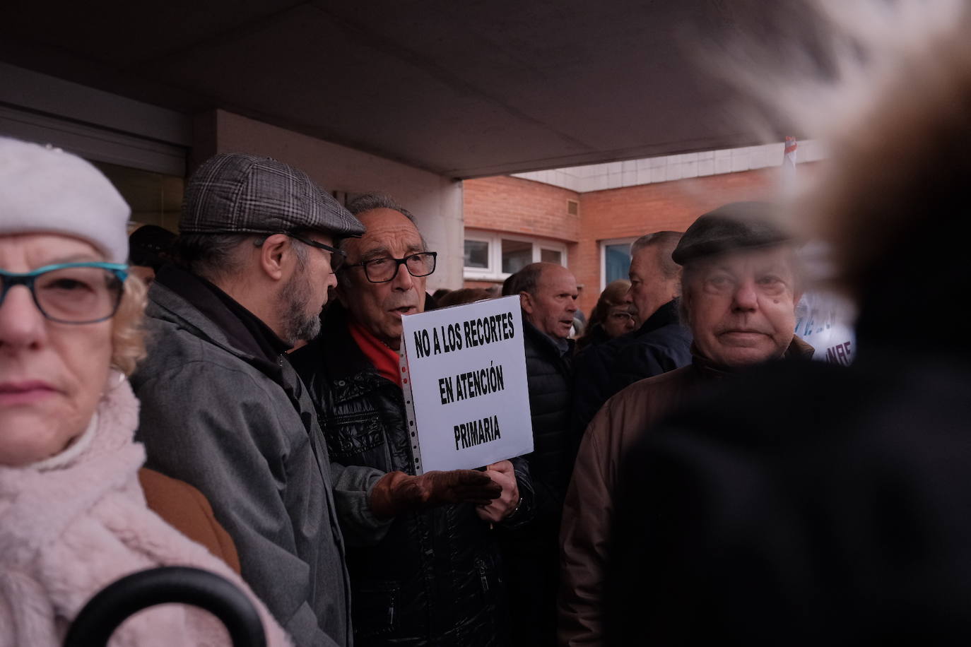 Fotos: Cerca de 200 personas piden más recursos para los centros de salud asturianos