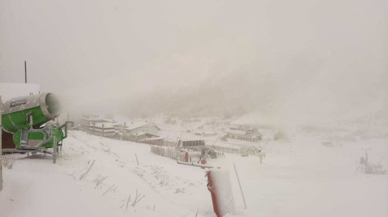 Uno de los cañones de nieve artificial de Pajares, a pleno rendimiento 