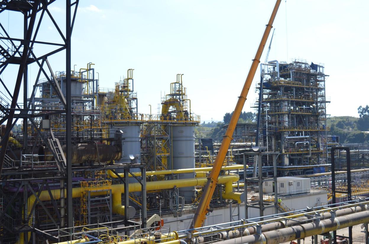 Las instalaciones en las que se lava el gas de cok, durante las obras de construcción de la planta. 