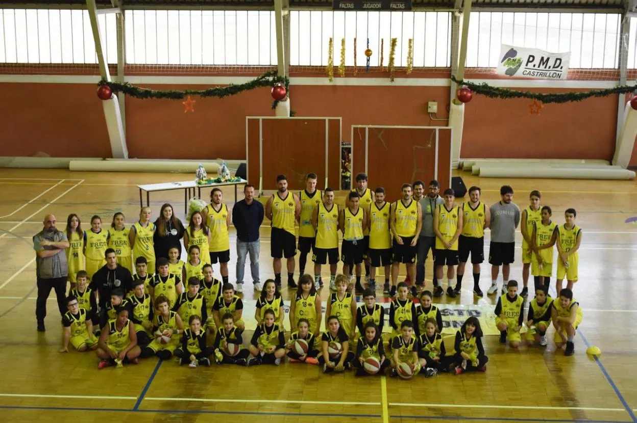 Foto de familia de todos los jugadores y técnicos del Castrillón Baloncesto para la presente temporada en el polideportivo de Piedras Blancas. :: FOTOS INÉS RODRÍGUEZ