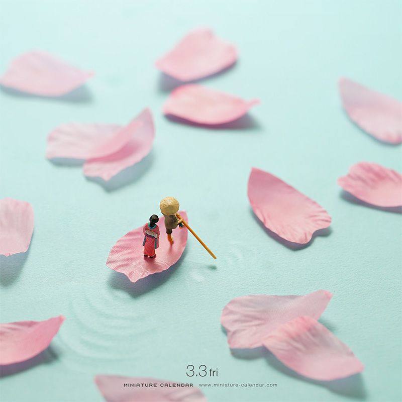 El artista Tanaka Tatsuya elabora fotografías sorprendentes utilizando elementos cotidianos. El japonés ha creado su propio sello: los protagonistas de las escenas son miniaturas y otorga una nueva utilidad a las cosas que se usan en el día a día. Estas imágenes forman parte de la serie 'Miniature Calendar' creada por Tanaka Tatsuya, que cuenta con más de dos millones de seguidores en Instagram. 