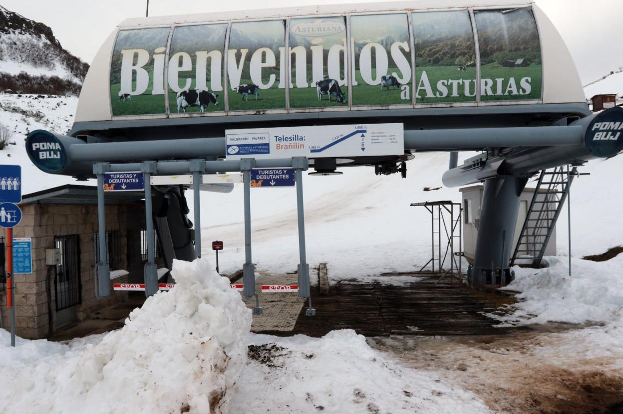 Acceso al principal remonte de Pajares, el de El Brañillín. 