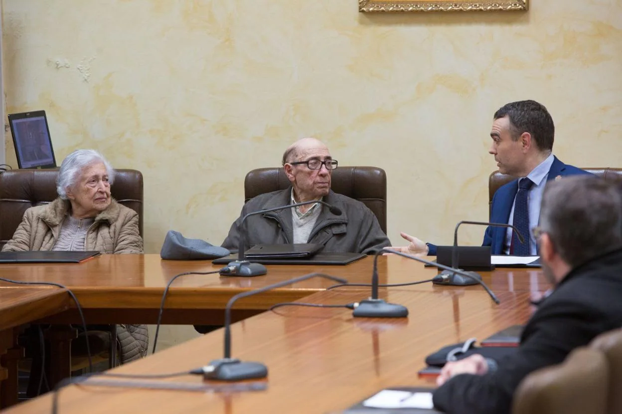 El alcalde de Corvera, Iván Fernández, presidió el nombramiento del primer cronista oficial. 