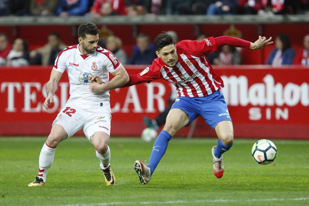 Rodri presiona a Federico Barba, en un partido disputado con la Cultural en El Molinón.