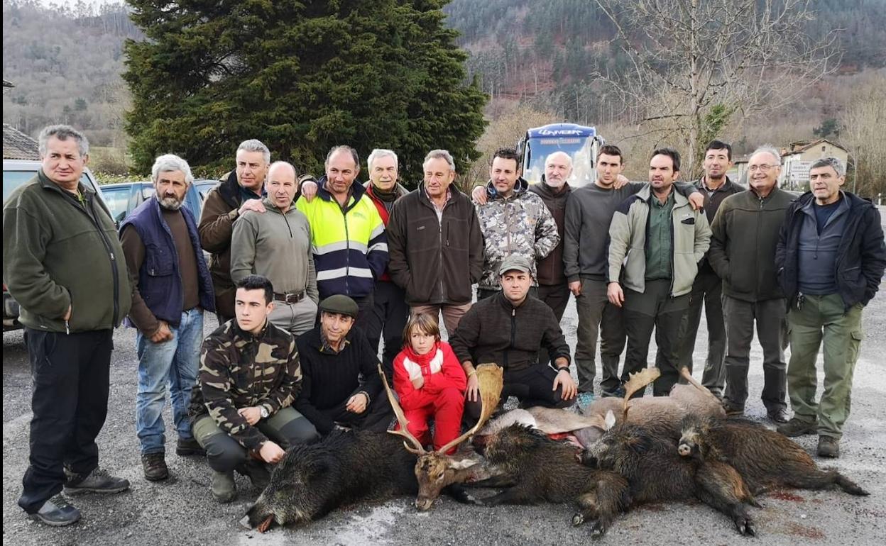 El grupo cangués capitaneado por Juanín abatió cuatro macarenos y dos gamos en La Toya.