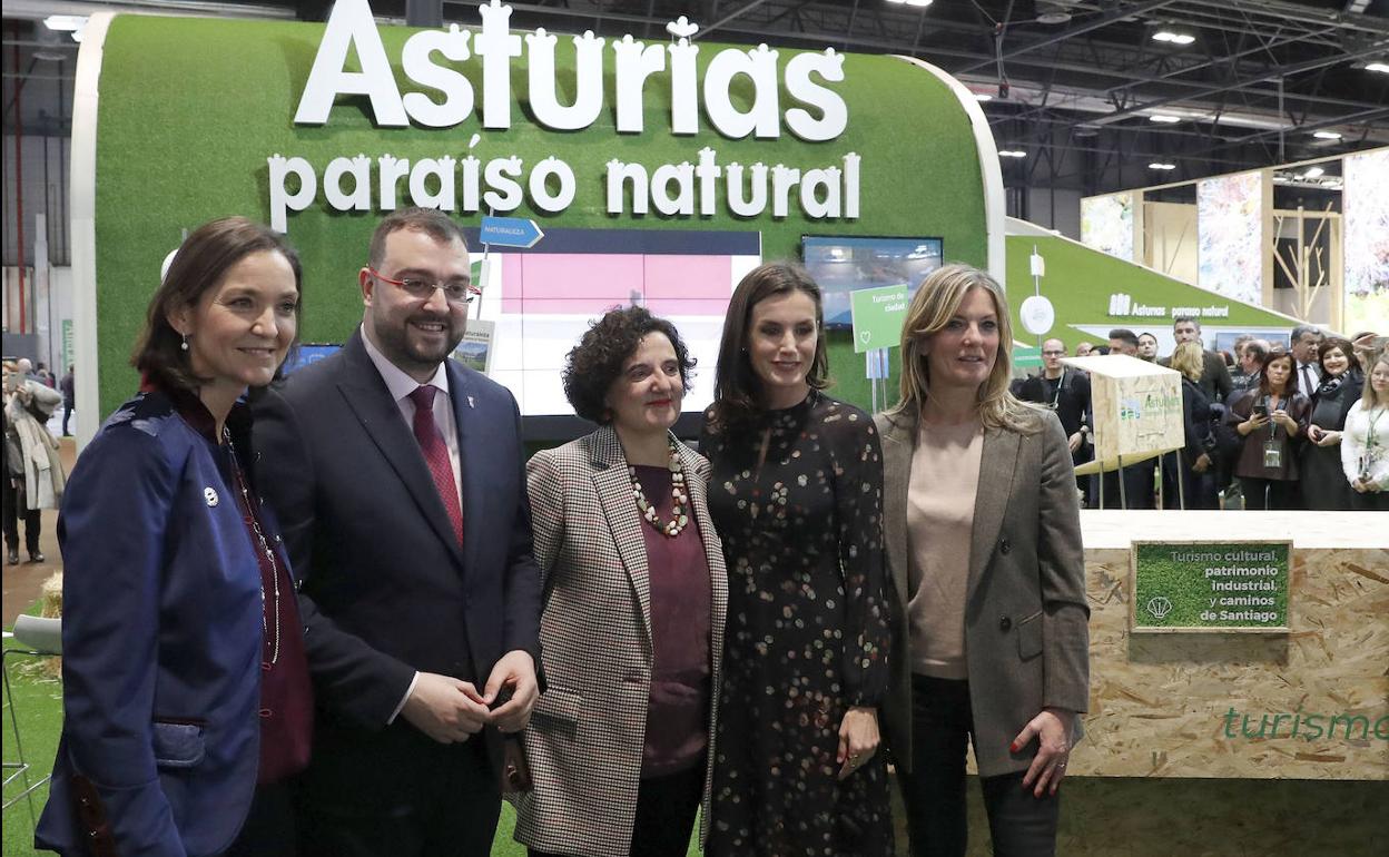 De izquierda a derecha, la ministra de Industria, Comercio y Turismo, Reyes Maroto; el presidente del Principado de Asturias, Adrián Barbón; la consejera de Cultura, Política Llingüística y Turismo, Berta Piñán; la reina Letizia, y la viceconsejera de Turismo, Graciela Blanco. 