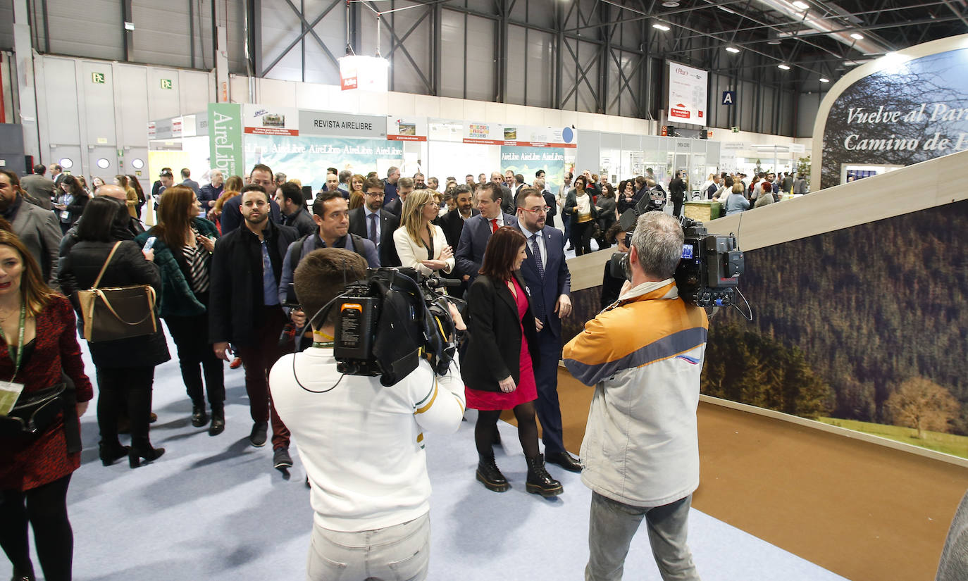 El presidente regional, Adrián Barbón, ha presidido el acto institucional acompañado de miembros del Ejecutivo autonómico. 