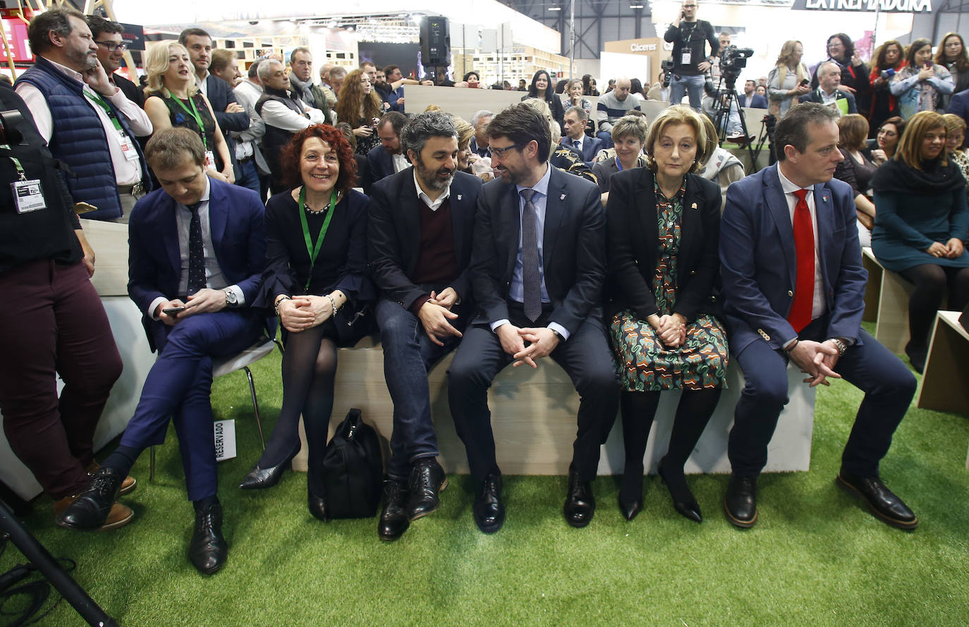 El presidente regional, Adrián Barbón, ha presidido el acto institucional acompañado de miembros del Ejecutivo autonómico. 