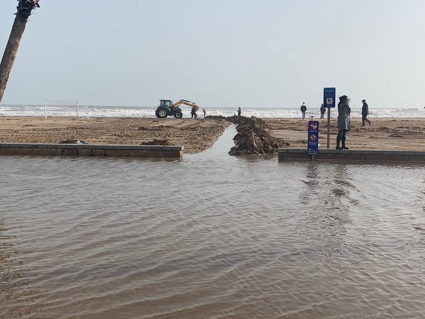 El temporal amaina tras dejar a su paso todo el litoral destrozado y lluvias de 800 litros, granizadas cerca del mar, desbordamiento de ríos, olas de hasta ocho metros, nevadas copiosas de casi 90 centímetros de espesor, rescates, pueblos aislados...