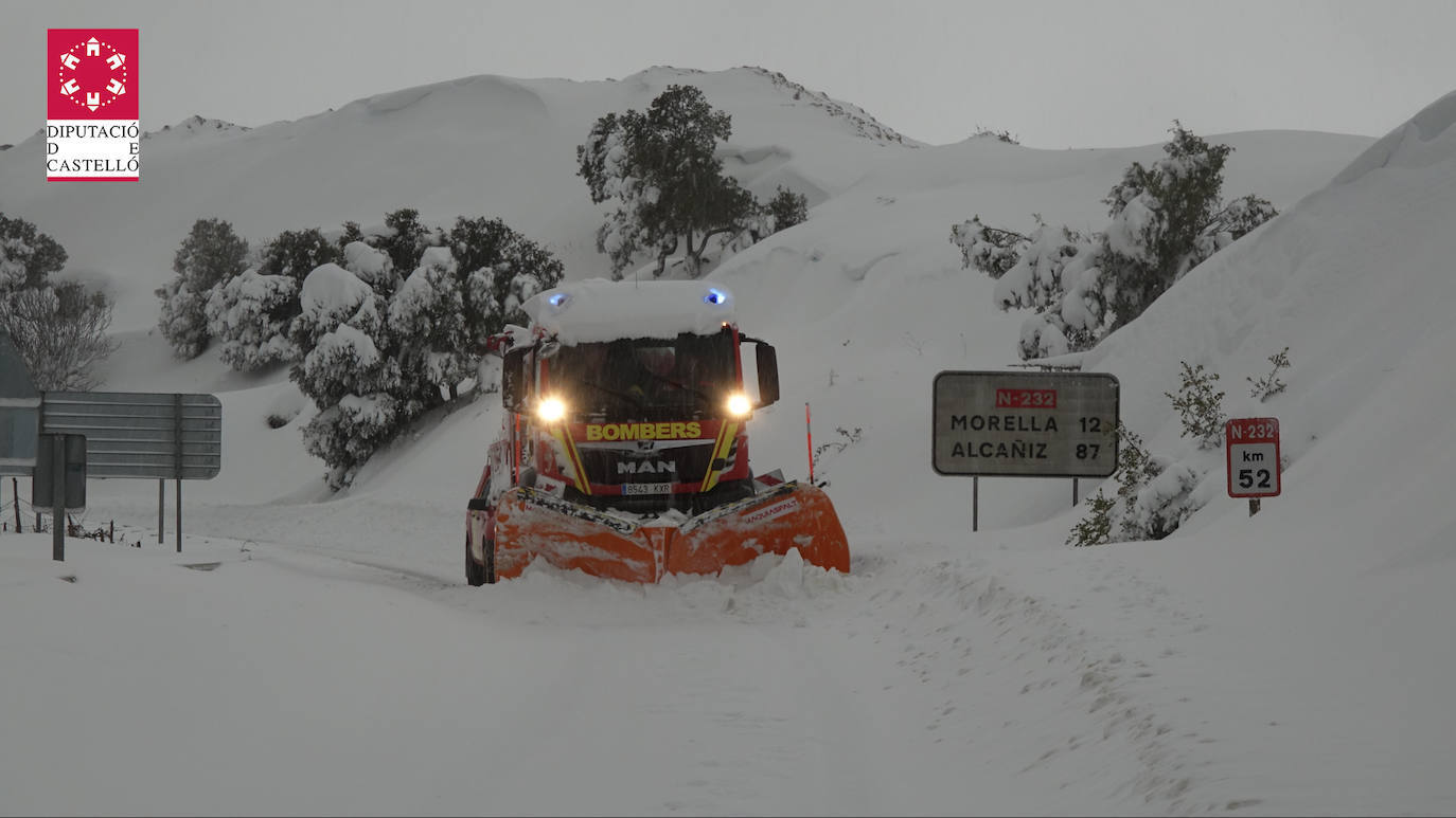 El temporal amaina tras dejar a su paso todo el litoral destrozado y lluvias de 800 litros, granizadas cerca del mar, desbordamiento de ríos, olas de hasta ocho metros, nevadas copiosas de casi 90 centímetros de espesor, rescates, pueblos aislados...