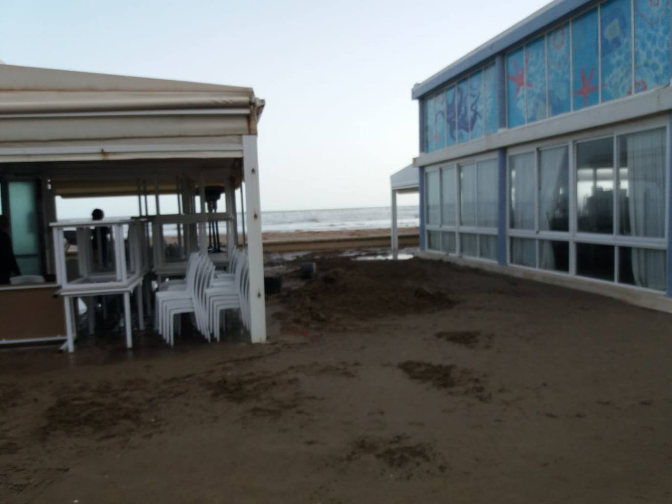 El temporal amaina tras dejar a su paso todo el litoral destrozado y lluvias de 800 litros, granizadas cerca del mar, desbordamiento de ríos, olas de hasta ocho metros, nevadas copiosas de casi 90 centímetros de espesor, rescates, pueblos aislados...