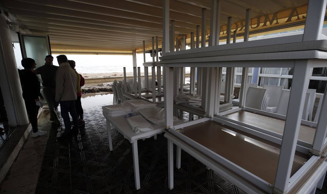 El temporal amaina tras dejar a su paso todo el litoral destrozado y lluvias de 800 litros, granizadas cerca del mar, desbordamiento de ríos, olas de hasta ocho metros, nevadas copiosas de casi 90 centímetros de espesor, rescates, pueblos aislados...