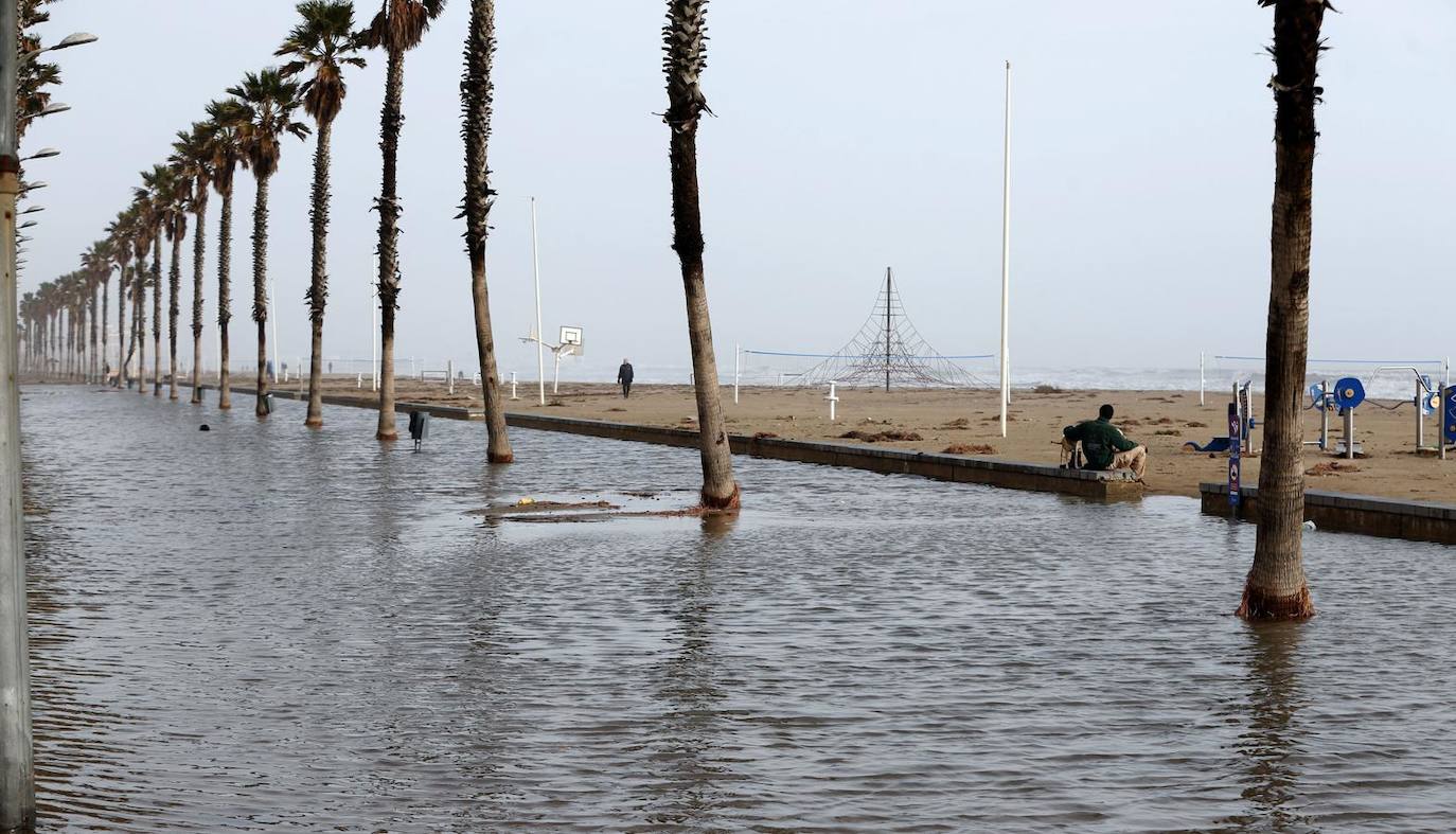 El temporal amaina tras dejar a su paso todo el litoral destrozado y lluvias de 800 litros, granizadas cerca del mar, desbordamiento de ríos, olas de hasta ocho metros, nevadas copiosas de casi 90 centímetros de espesor, rescates, pueblos aislados...