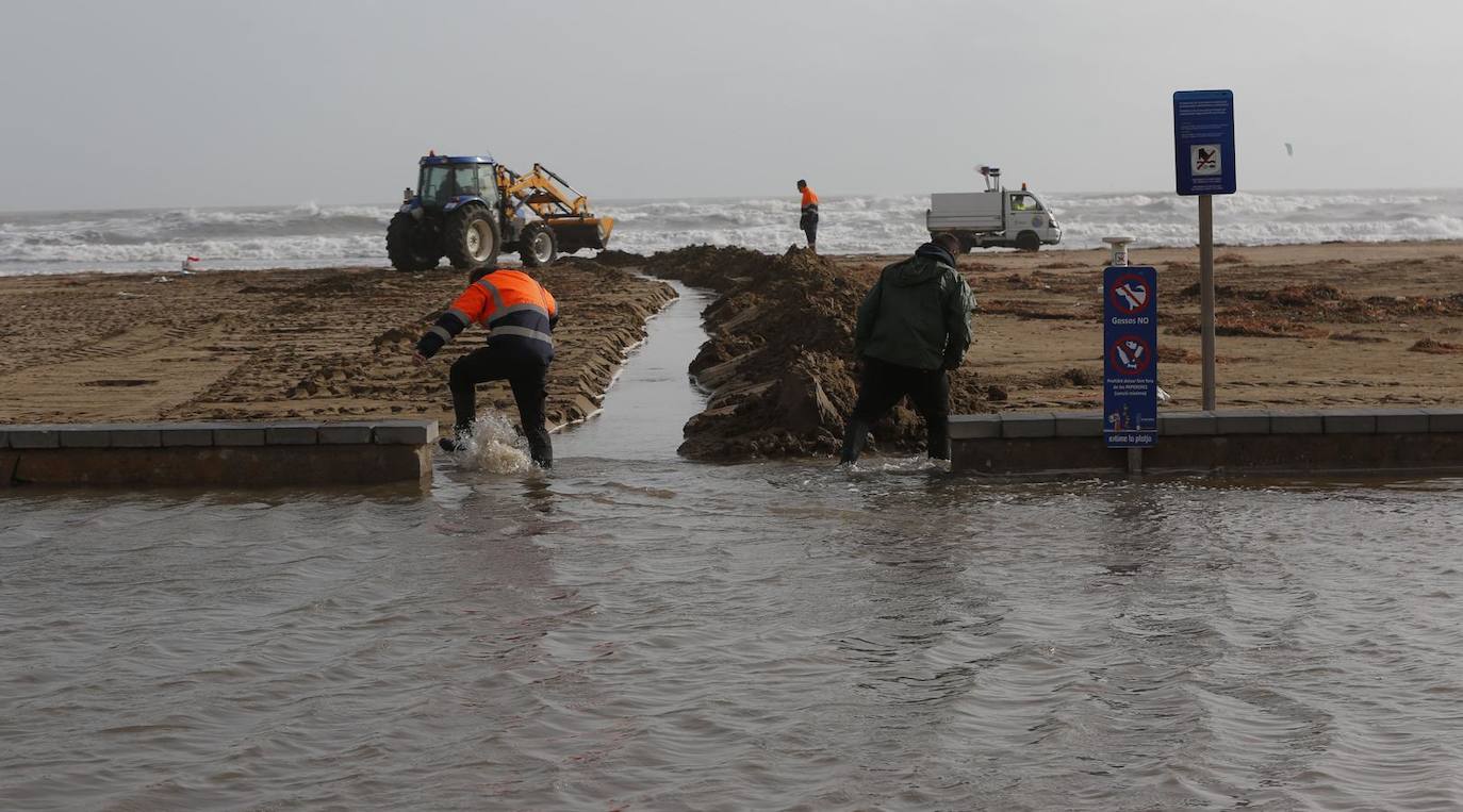 El temporal amaina tras dejar a su paso todo el litoral destrozado y lluvias de 800 litros, granizadas cerca del mar, desbordamiento de ríos, olas de hasta ocho metros, nevadas copiosas de casi 90 centímetros de espesor, rescates, pueblos aislados...