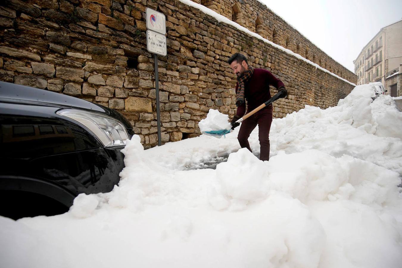 El temporal amaina tras dejar a su paso todo el litoral destrozado y lluvias de 800 litros, granizadas cerca del mar, desbordamiento de ríos, olas de hasta ocho metros, nevadas copiosas de casi 90 centímetros de espesor, rescates, pueblos aislados...