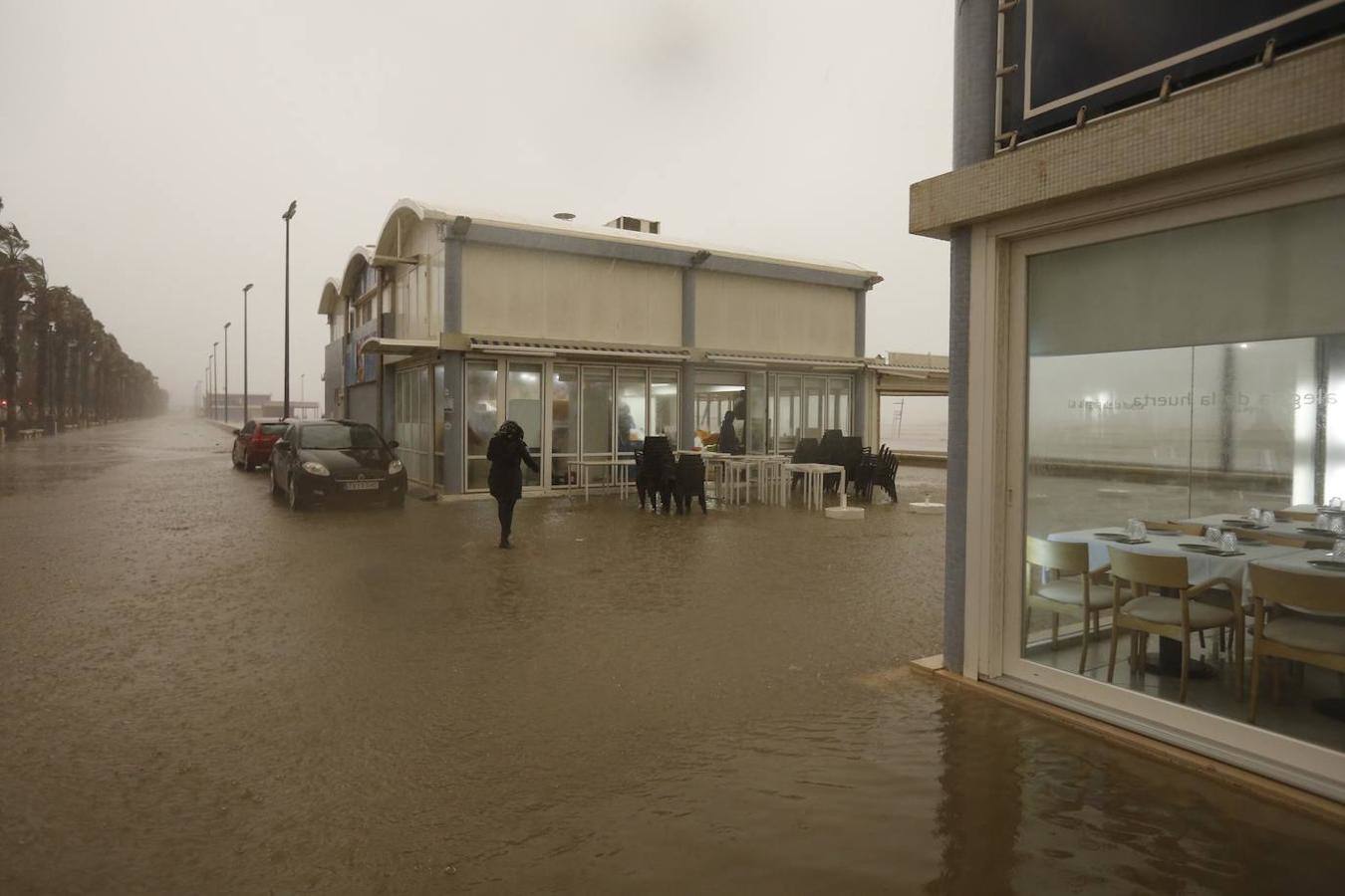 El temporal amaina tras dejar a su paso todo el litoral destrozado y lluvias de 800 litros, granizadas cerca del mar, desbordamiento de ríos, olas de hasta ocho metros, nevadas copiosas de casi 90 centímetros de espesor, rescates, pueblos aislados...