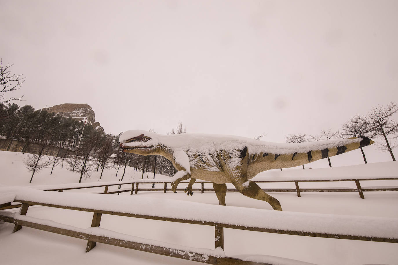 El temporal amaina tras dejar a su paso todo el litoral destrozado y lluvias de 800 litros, granizadas cerca del mar, desbordamiento de ríos, olas de hasta ocho metros, nevadas copiosas de casi 90 centímetros de espesor, rescates, pueblos aislados...