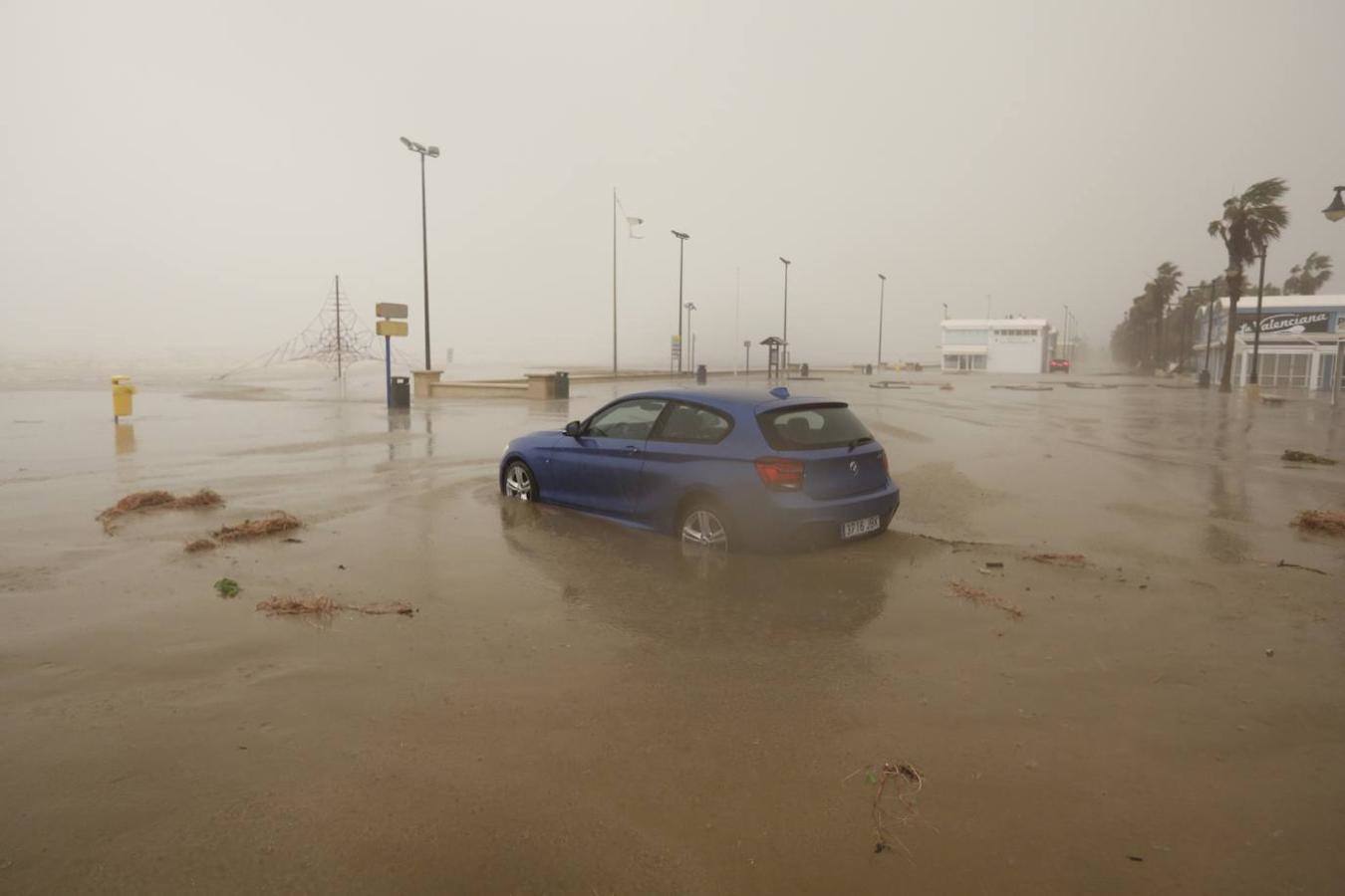 El temporal amaina tras dejar a su paso todo el litoral destrozado y lluvias de 800 litros, granizadas cerca del mar, desbordamiento de ríos, olas de hasta ocho metros, nevadas copiosas de casi 90 centímetros de espesor, rescates, pueblos aislados...