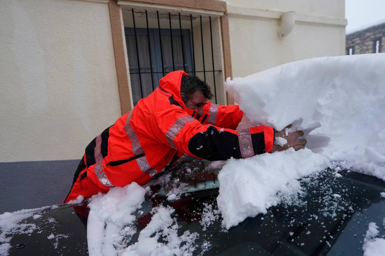 El temporal amaina tras dejar a su paso todo el litoral destrozado y lluvias de 800 litros, granizadas cerca del mar, desbordamiento de ríos, olas de hasta ocho metros, nevadas copiosas de casi 90 centímetros de espesor, rescates, pueblos aislados...