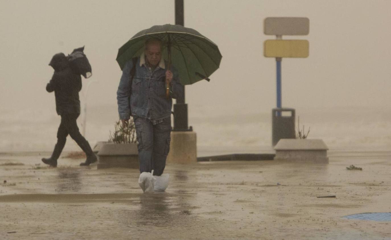 El temporal amaina tras dejar a su paso todo el litoral destrozado y lluvias de 800 litros, granizadas cerca del mar, desbordamiento de ríos, olas de hasta ocho metros, nevadas copiosas de casi 90 centímetros de espesor, rescates, pueblos aislados...