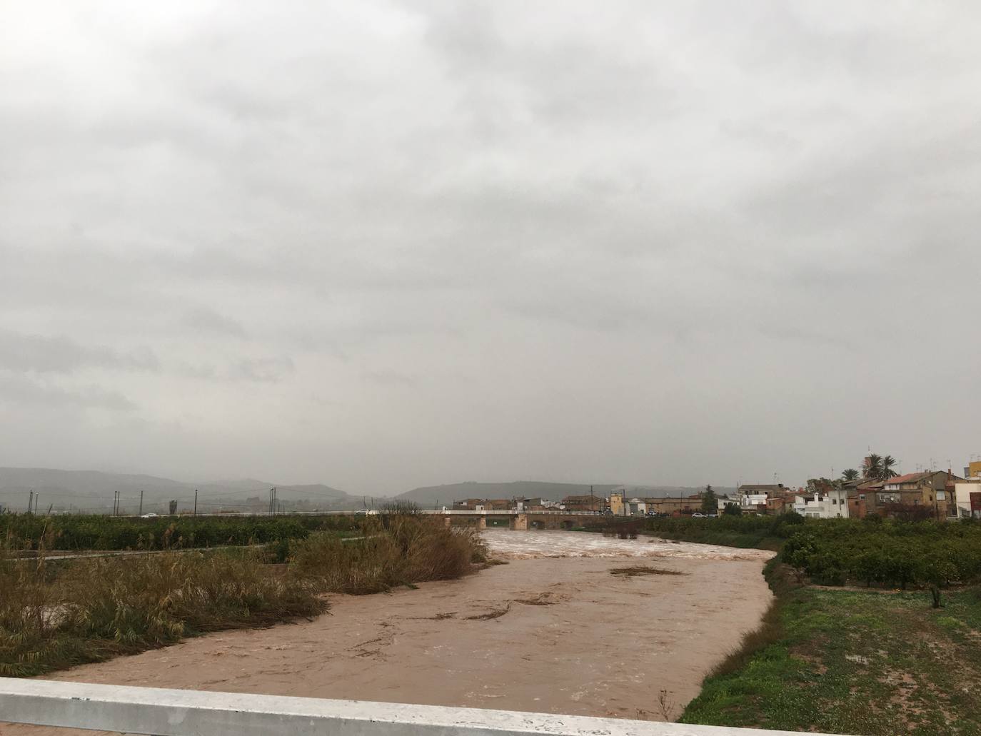 El temporal amaina tras dejar a su paso todo el litoral destrozado y lluvias de 800 litros, granizadas cerca del mar, desbordamiento de ríos, olas de hasta ocho metros, nevadas copiosas de casi 90 centímetros de espesor, rescates, pueblos aislados...