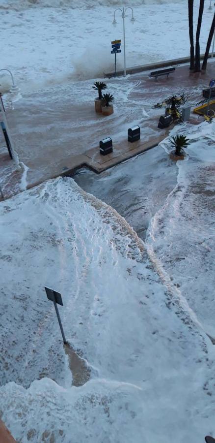 El temporal amaina tras dejar a su paso todo el litoral destrozado y lluvias de 800 litros, granizadas cerca del mar, desbordamiento de ríos, olas de hasta ocho metros, nevadas copiosas de casi 90 centímetros de espesor, rescates, pueblos aislados...