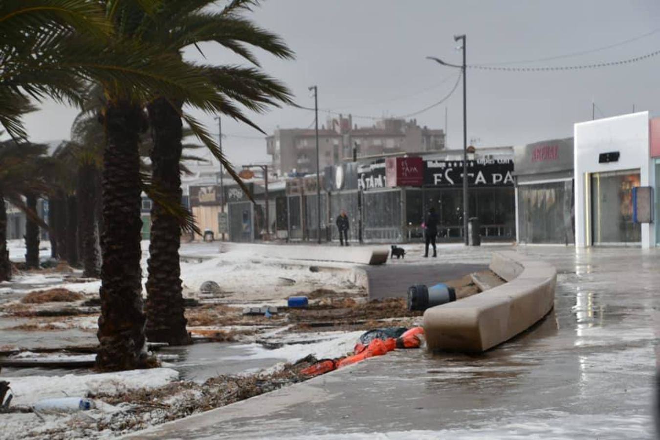 El temporal amaina tras dejar a su paso todo el litoral destrozado y lluvias de 800 litros, granizadas cerca del mar, desbordamiento de ríos, olas de hasta ocho metros, nevadas copiosas de casi 90 centímetros de espesor, rescates, pueblos aislados...