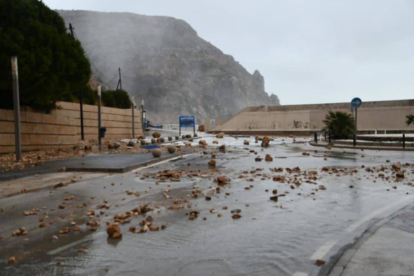 El temporal amaina tras dejar a su paso todo el litoral destrozado y lluvias de 800 litros, granizadas cerca del mar, desbordamiento de ríos, olas de hasta ocho metros, nevadas copiosas de casi 90 centímetros de espesor, rescates, pueblos aislados...