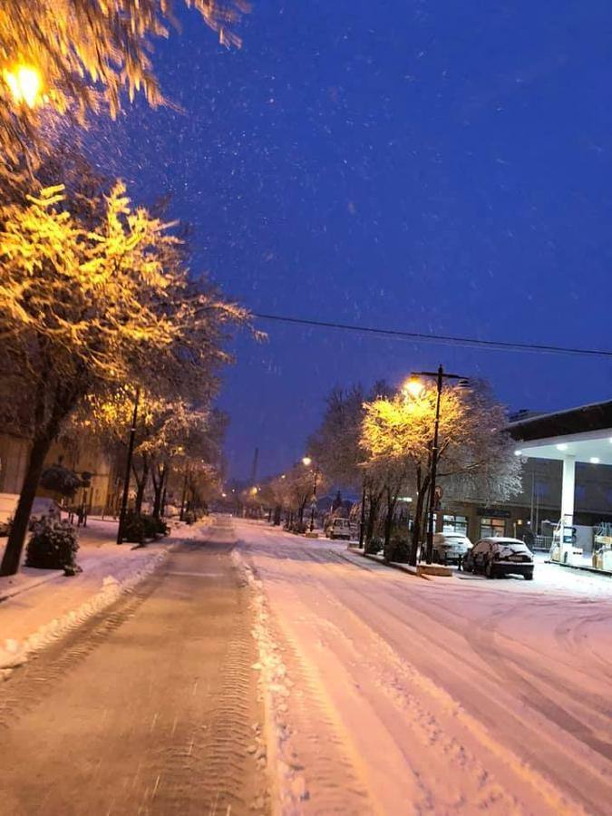 El temporal amaina tras dejar a su paso todo el litoral destrozado y lluvias de 800 litros, granizadas cerca del mar, desbordamiento de ríos, olas de hasta ocho metros, nevadas copiosas de casi 90 centímetros de espesor, rescates, pueblos aislados...