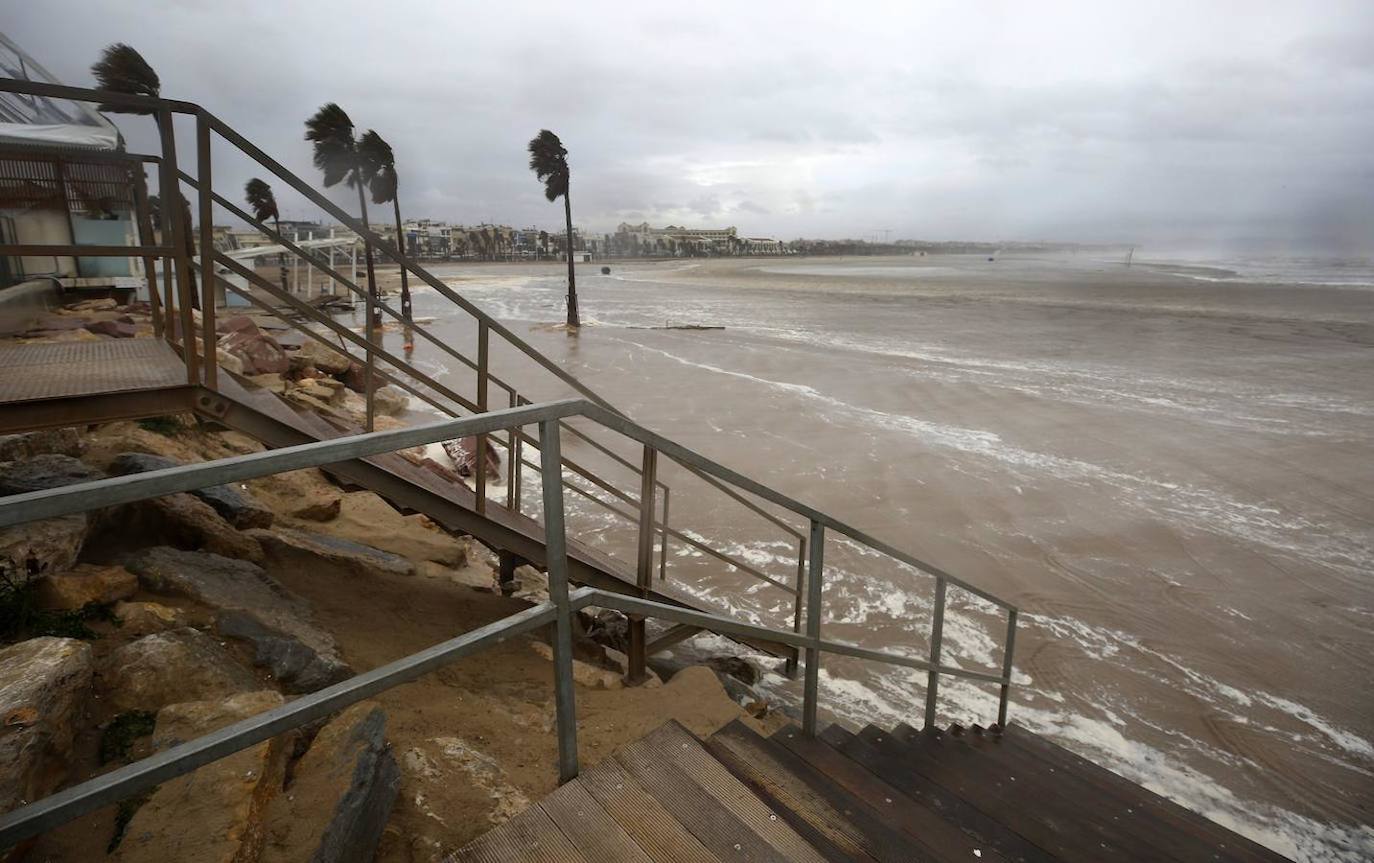 El temporal amaina tras dejar a su paso todo el litoral destrozado y lluvias de 800 litros, granizadas cerca del mar, desbordamiento de ríos, olas de hasta ocho metros, nevadas copiosas de casi 90 centímetros de espesor, rescates, pueblos aislados...