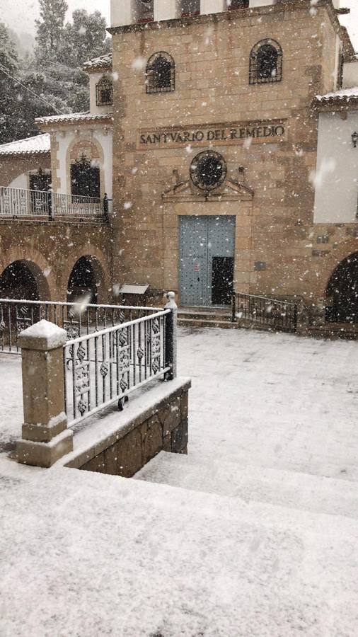 El temporal amaina tras dejar a su paso todo el litoral destrozado y lluvias de 800 litros, granizadas cerca del mar, desbordamiento de ríos, olas de hasta ocho metros, nevadas copiosas de casi 90 centímetros de espesor, rescates, pueblos aislados...