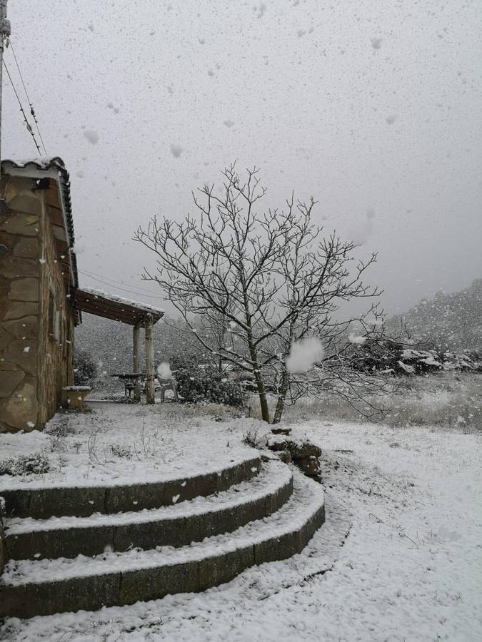 El temporal amaina tras dejar a su paso todo el litoral destrozado y lluvias de 800 litros, granizadas cerca del mar, desbordamiento de ríos, olas de hasta ocho metros, nevadas copiosas de casi 90 centímetros de espesor, rescates, pueblos aislados...