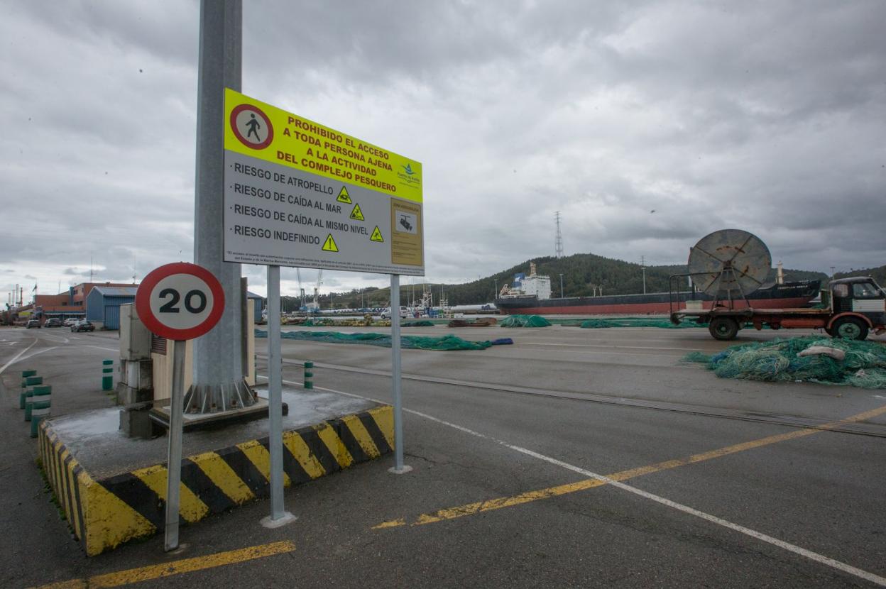 Cartel de prohibición instalado la pasada semana en el acceso al complejo pesquero de la antigua rula desde Conde de Guadalhorce. 