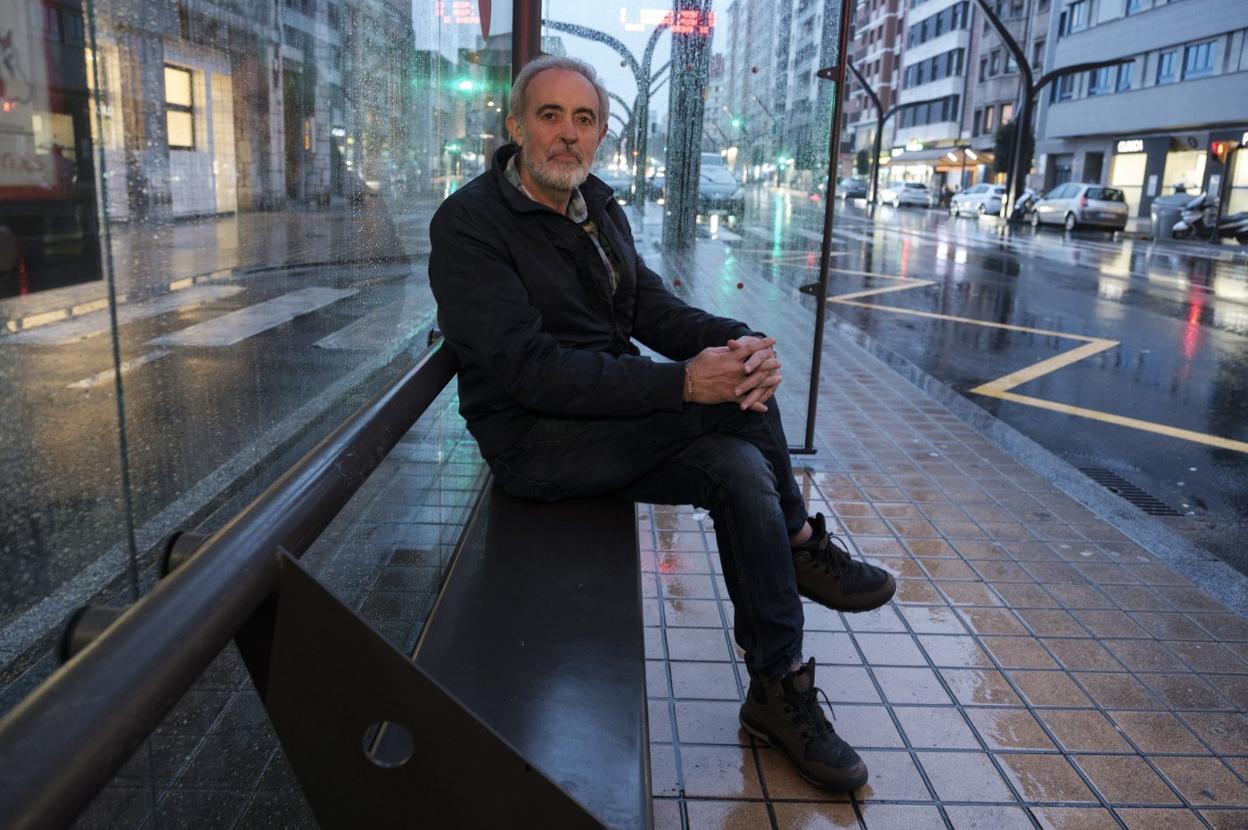 Manuel Cañete Pantoja, sentado en una marquesina de la avenida de la Constitución. 