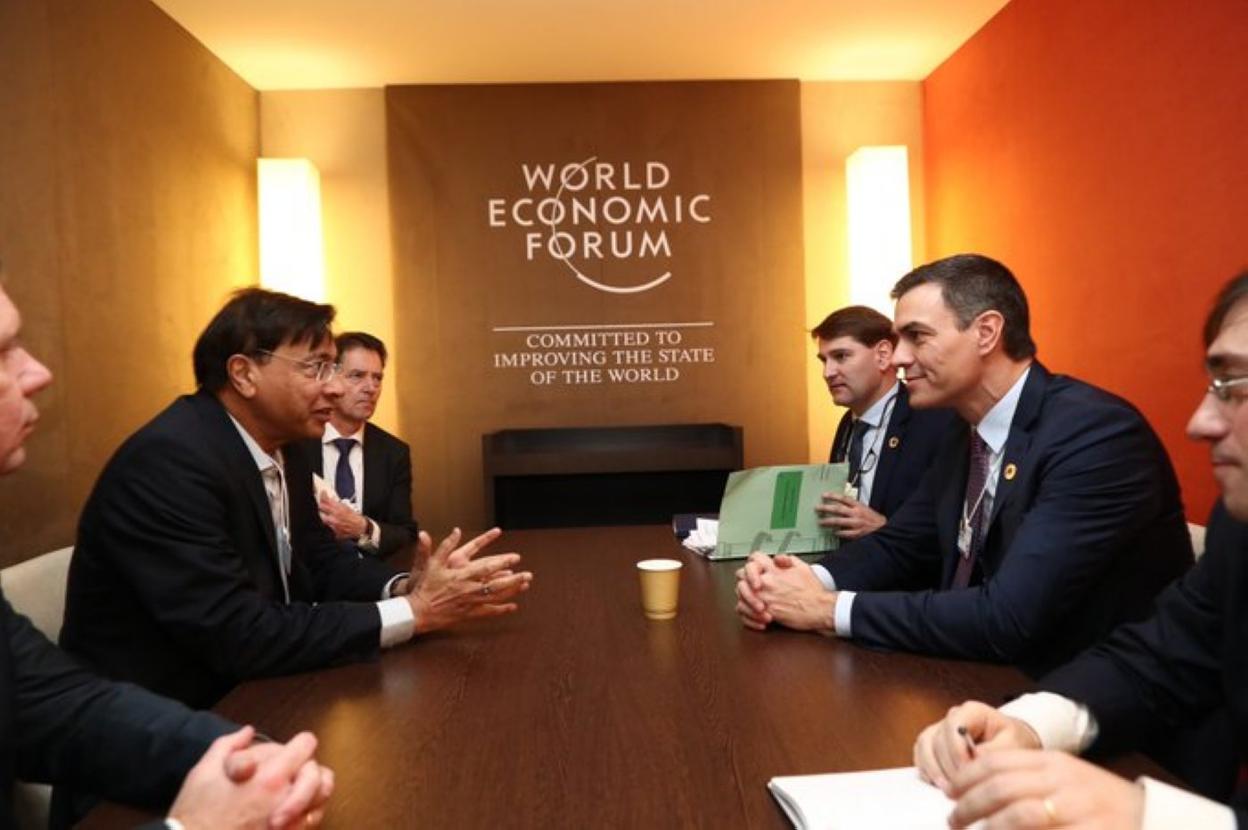 Lakshmi Mittal, a la izquierda, conversa con Pedro Sánchez, a la derecha, durante el encuentro celebrado en Davos. 