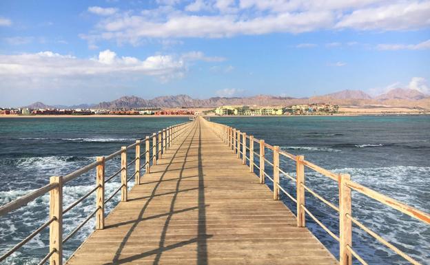 Imagen principal - Un puente sobre el Mar Rojo, una vista del río Nilo y el interior del templo Deirel Bahari.