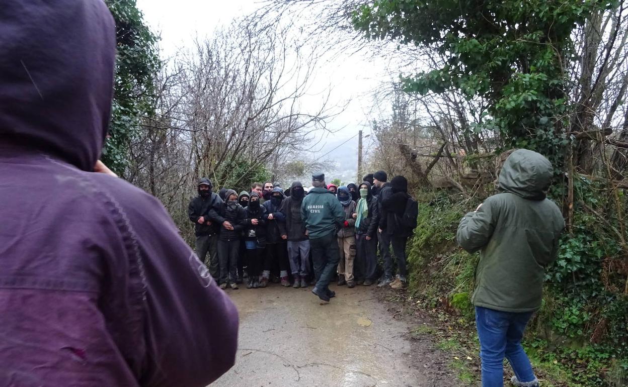 El colectivo Escanda impide el paso de la comitiva judicial. :: e. c.