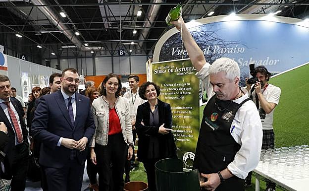 De izquierda a derecha, el presidente del Principado, Adrián Barbón; la ministra de Industria, Comercio y Turismo, Reyes Maroto, y la consejera de Cultura, Política Llingüística y Turismo, Berta Piñán, durante la visita al estand de Asturias en Fitur. 