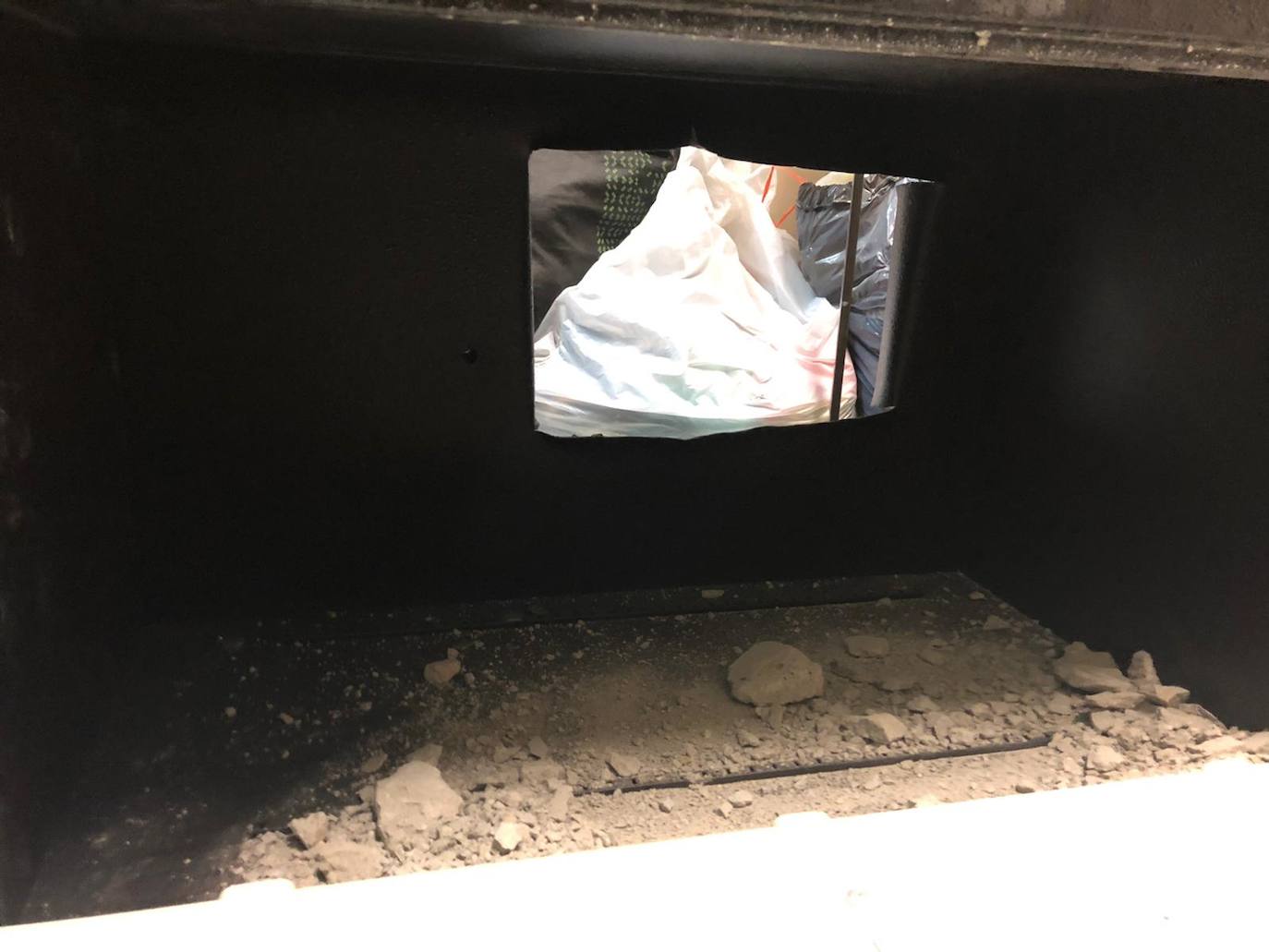 Los ladrones accedieron a los locales a través de un edificio sin ocupar y entraron a todas las naves por el tejado mediante la técnica del butrón. 