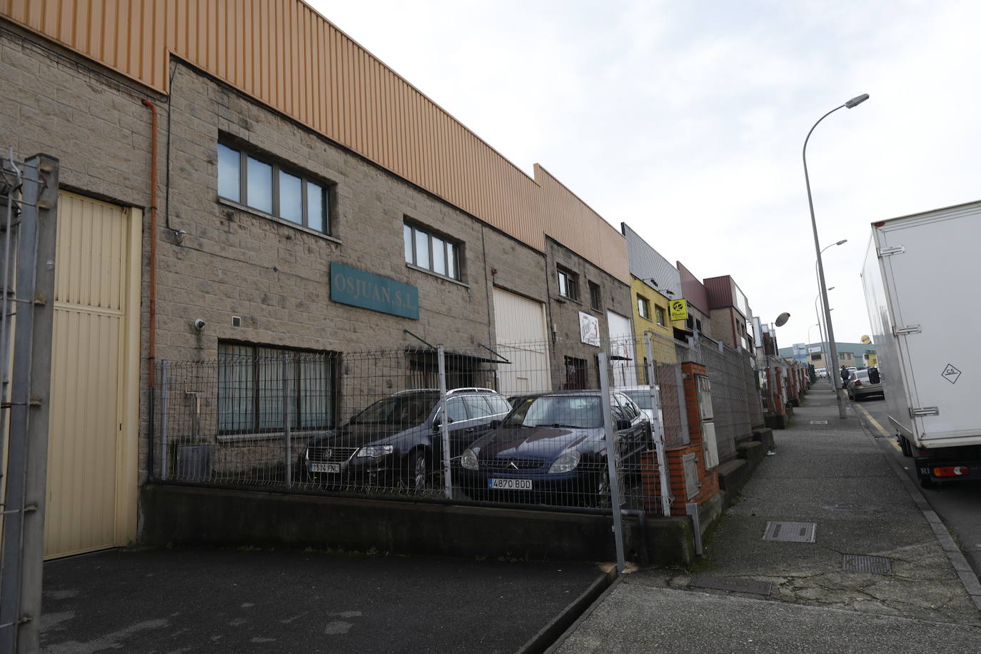 Los ladrones accedieron a los locales a través de un edificio sin ocupar y entraron a todas las naves por el tejado mediante la técnica del butrón. 