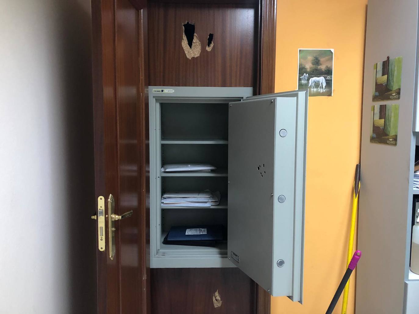 Los ladrones accedieron a los locales a través de un edificio sin ocupar y entraron a todas las naves por el tejado mediante la técnica del butrón. 