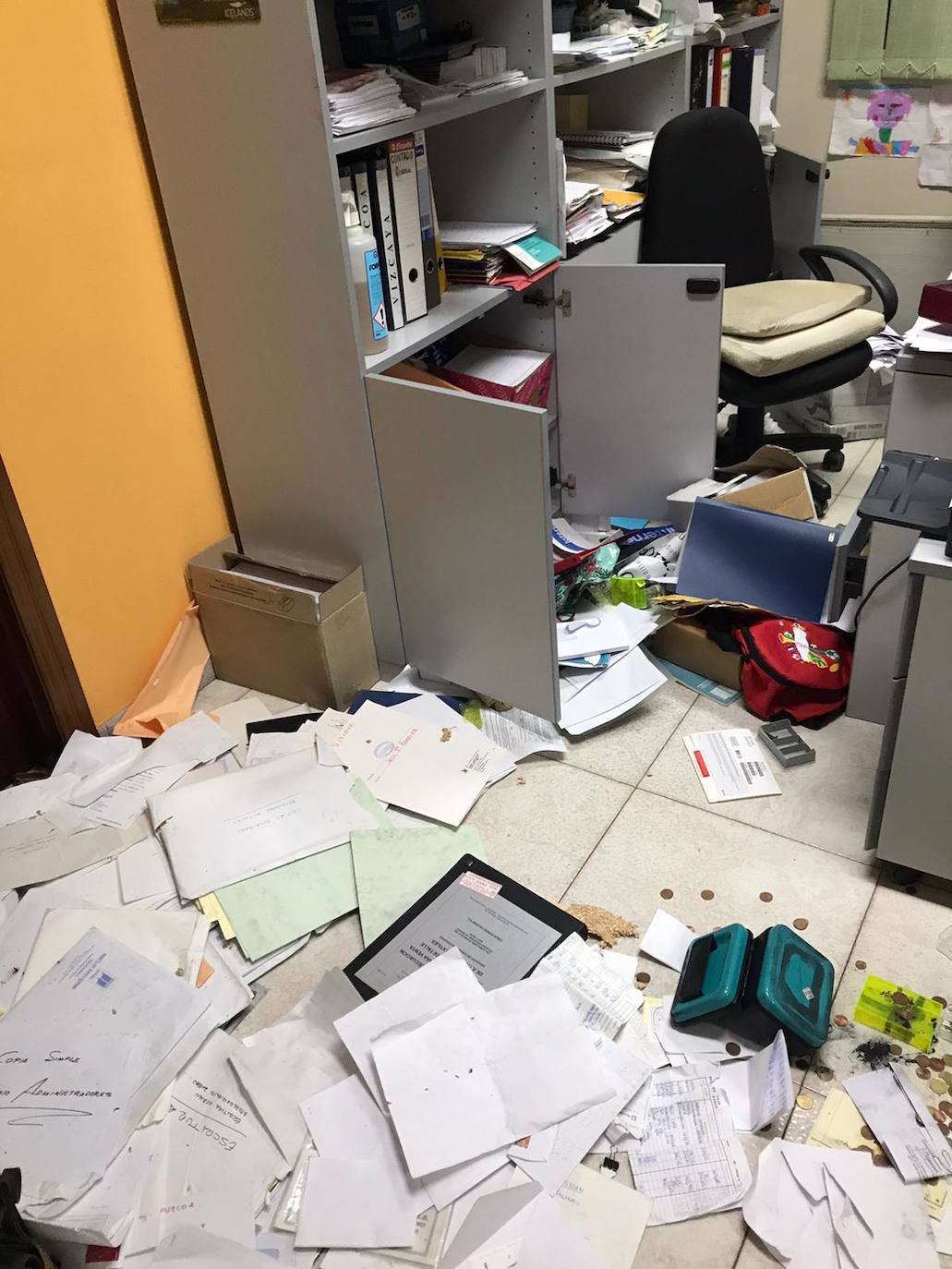 Los ladrones accedieron a los locales a través de un edificio sin ocupar y entraron a todas las naves por el tejado mediante la técnica del butrón. 