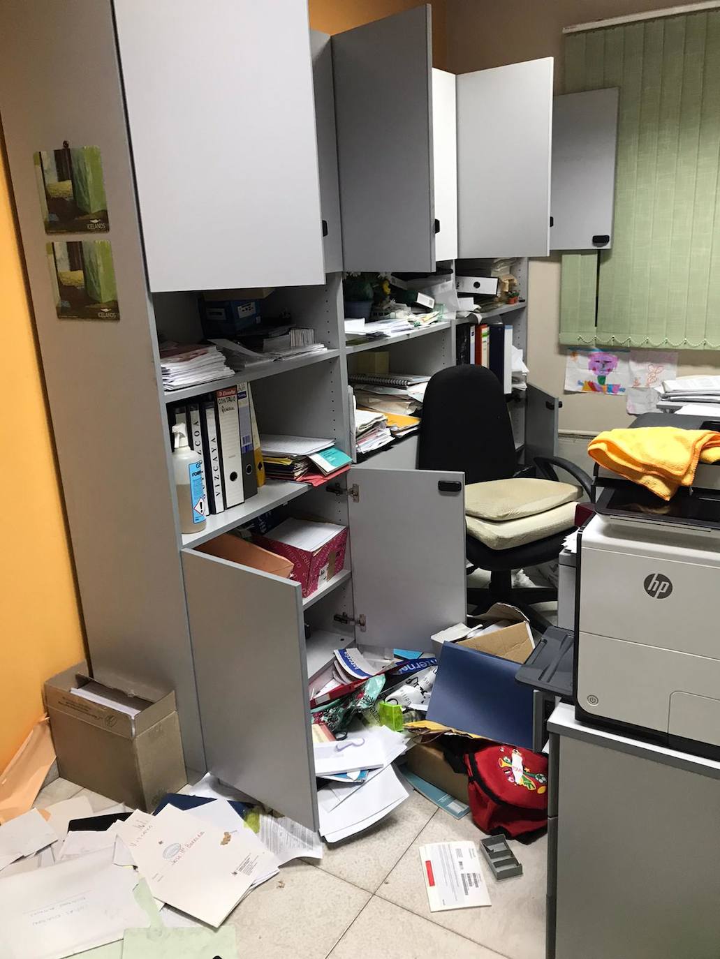 Los ladrones accedieron a los locales a través de un edificio sin ocupar y entraron a todas las naves por el tejado mediante la técnica del butrón. 