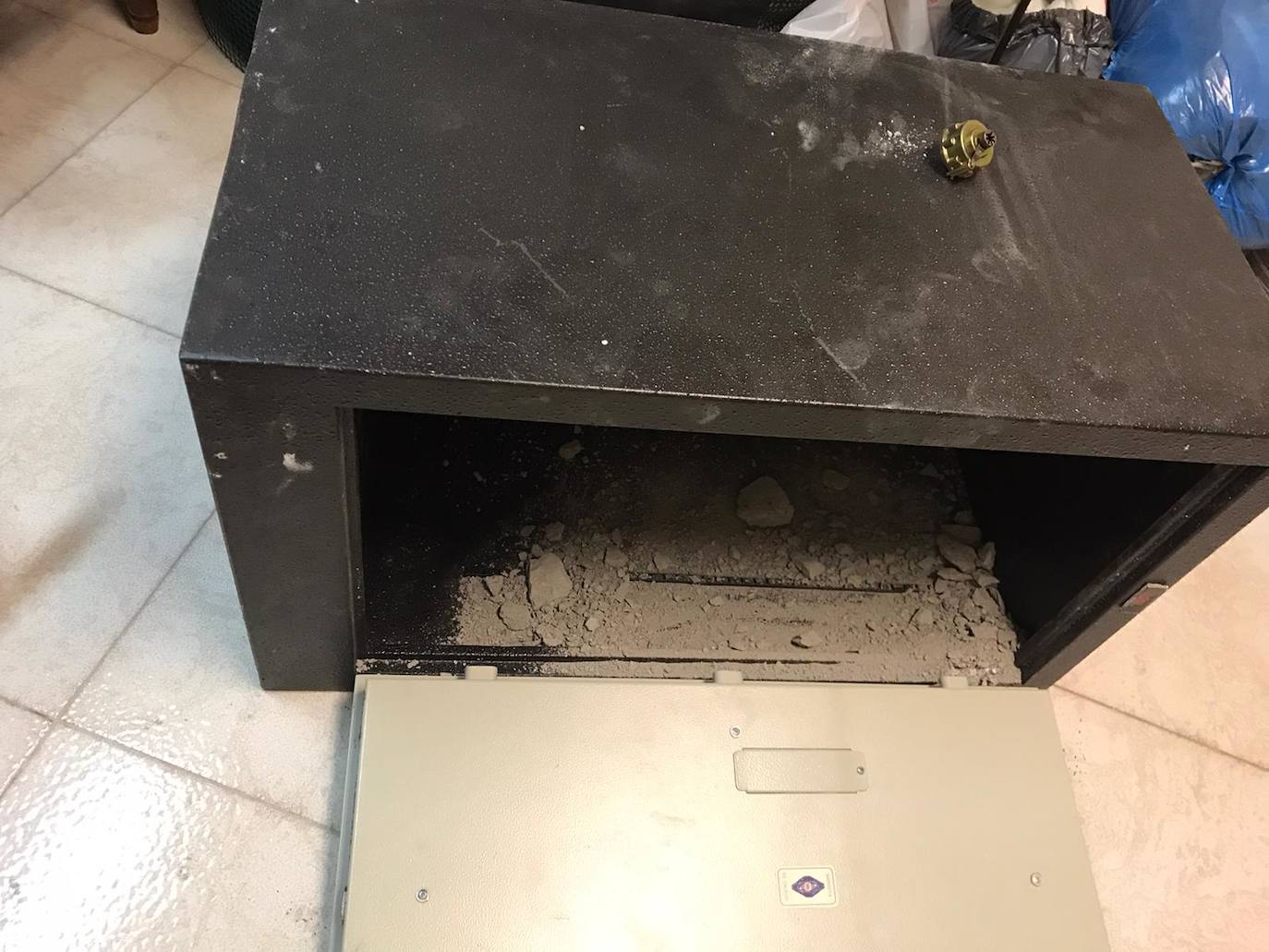 Los ladrones accedieron a los locales a través de un edificio sin ocupar y entraron a todas las naves por el tejado mediante la técnica del butrón. 