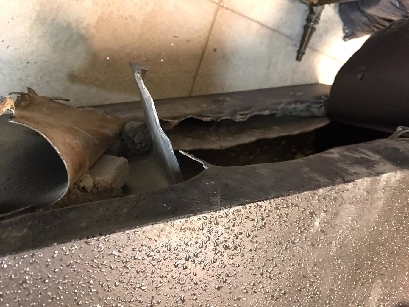 Los ladrones accedieron a los locales a través de un edificio sin ocupar y entraron a todas las naves por el tejado mediante la técnica del butrón. 