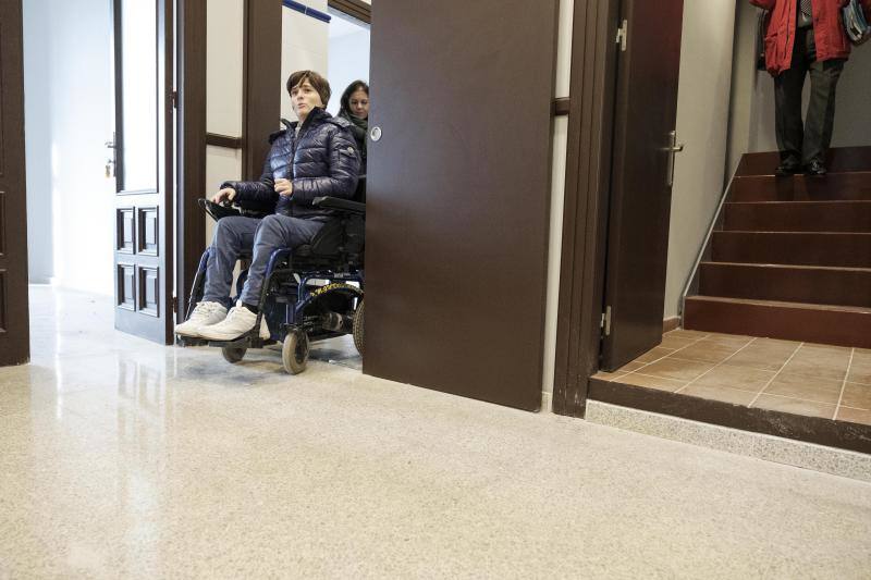 La concejala de Bienestar Social y Derechos, Natalia González, y la concejala de Participación Ciudadana, Mercados y Consumo, Salomé Díaz Toral, visitaron la Casa Paquet junto a COCEMFE y representantes de los grupos políticos municipales. 