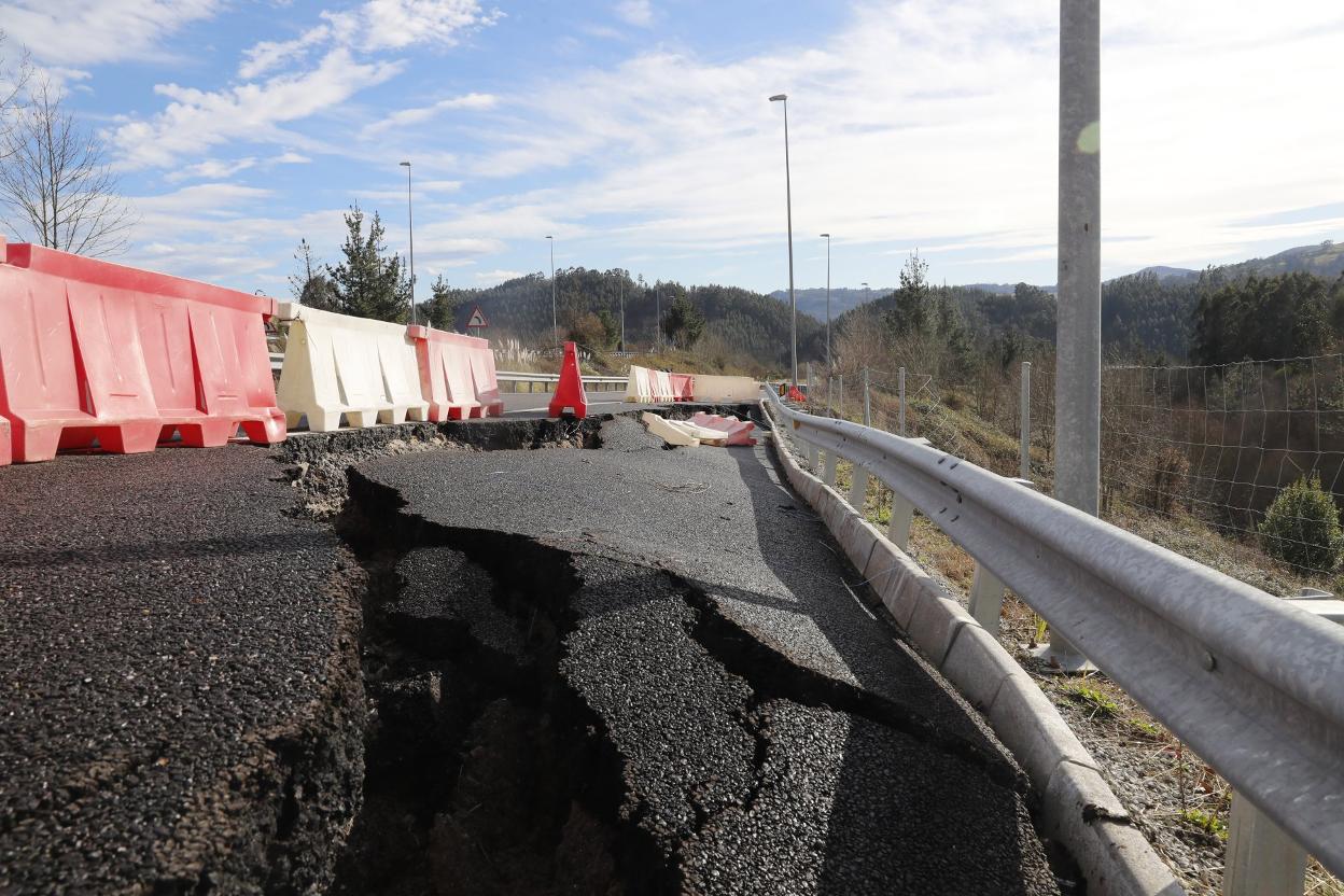 Firme del ramal que se ha quebrado y se hunde. 